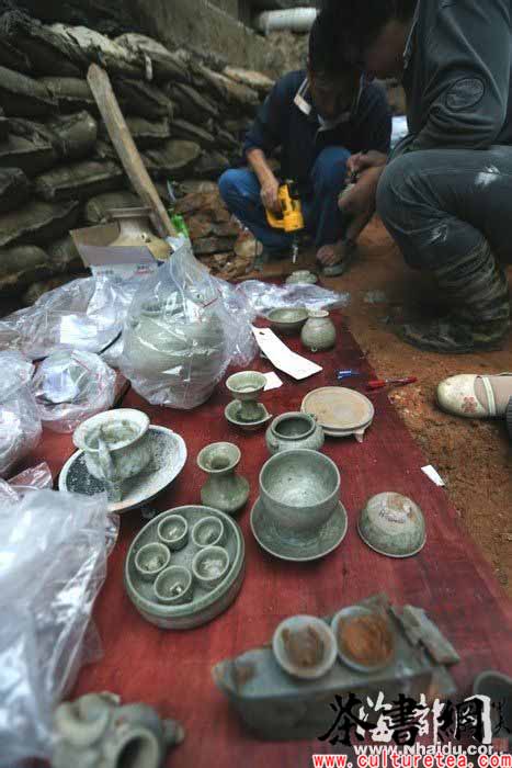 福州小区装电梯挖出千年古墓 陪葬品与茶薰有关